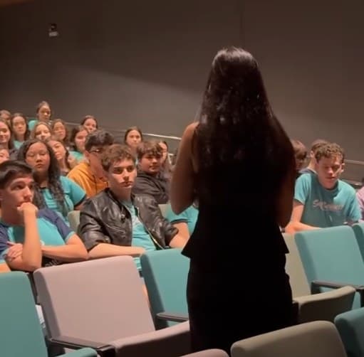 Mais uma foto da palestra no Colégio Bernoulli